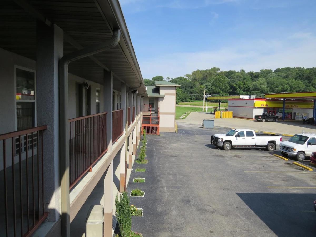 First Western Inn Caseyville エクステリア 写真
