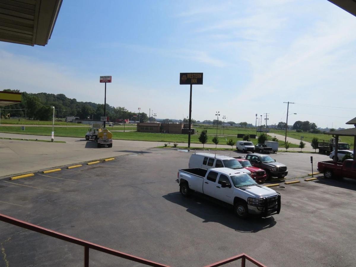 First Western Inn Caseyville エクステリア 写真