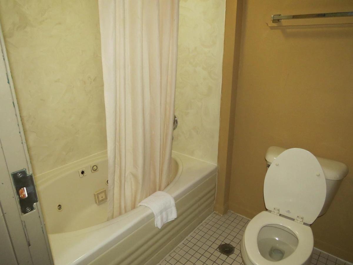 First Western Inn Caseyville エクステリア 写真