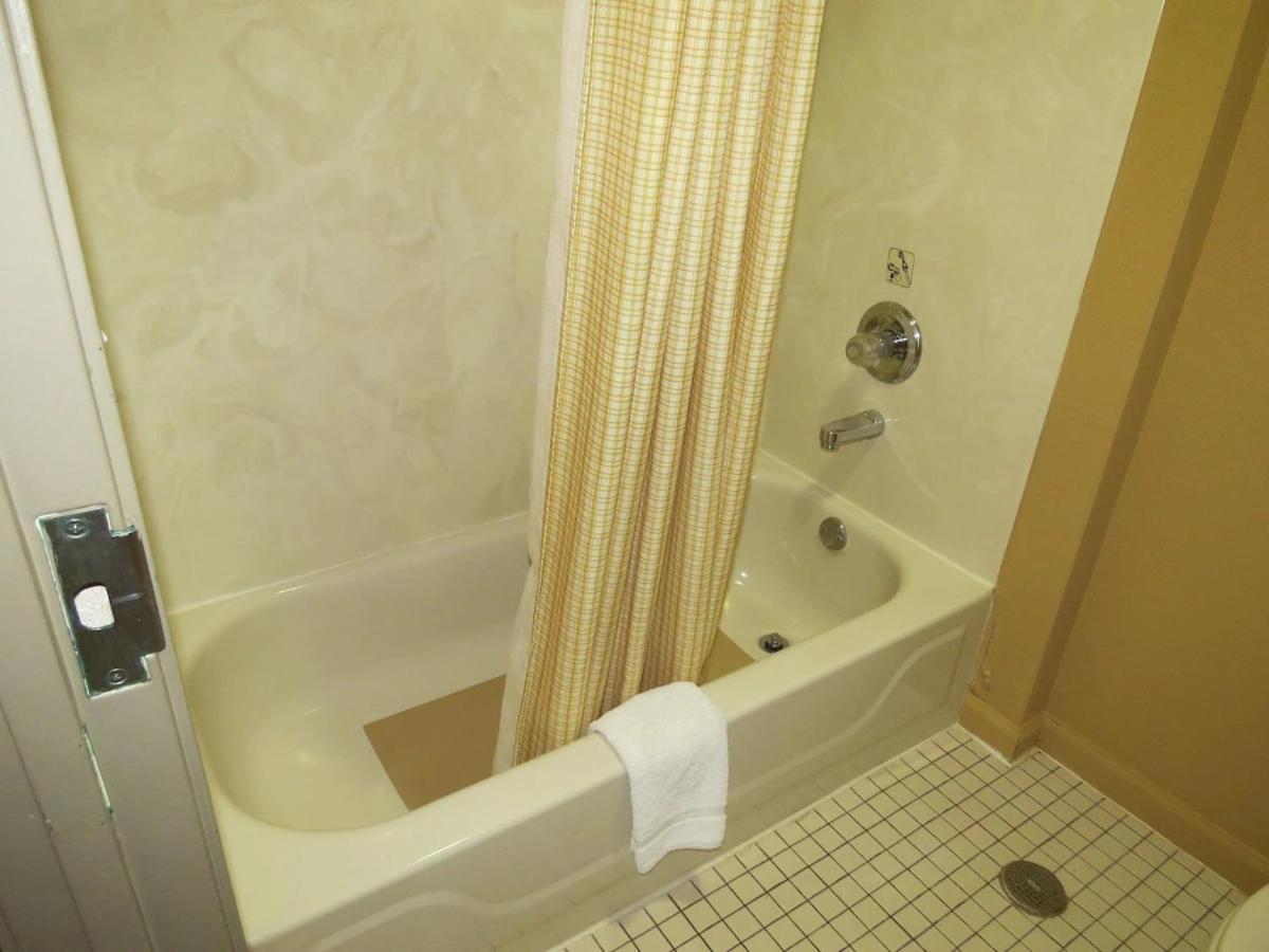 First Western Inn Caseyville エクステリア 写真